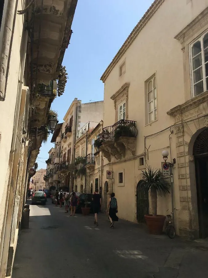 Casa vacanze Maniace 57, Ortigia Historic Center, 200 Mt From The Beach Syracuse